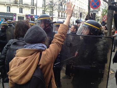 Parigi, scontri tra manifestanti e polizia 1