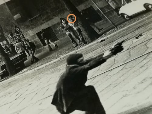 Gli scatti segreti del reporter di sinistra: cosa c'è dietro la foto simbolo degli Anni di piombo