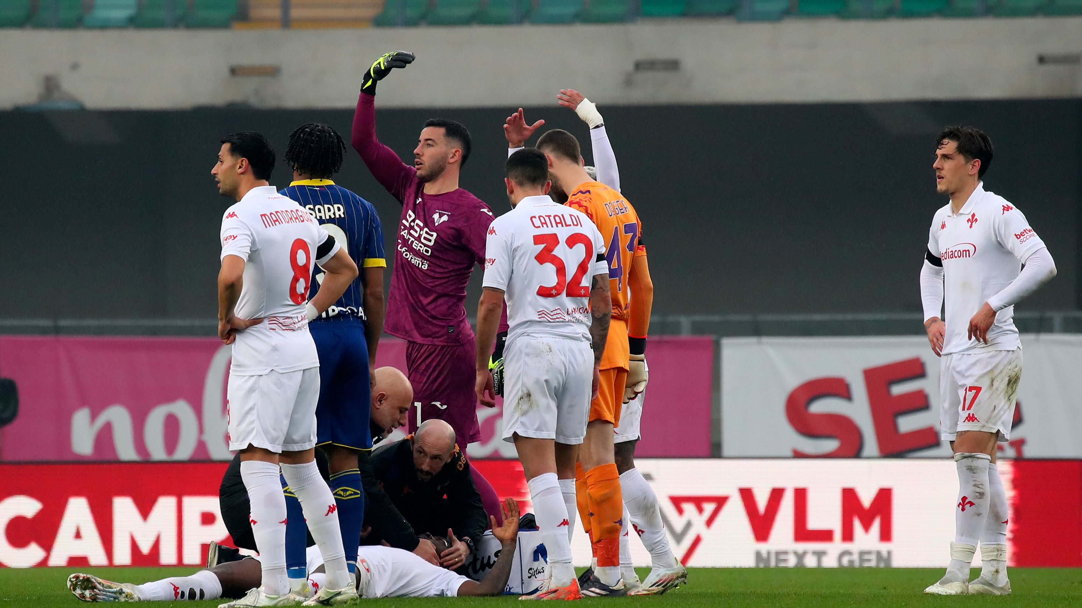 Paura per Kean: maschera di sangue dopo uno scontro, poi rientra in campo e si accascia. Ora è in ospedale