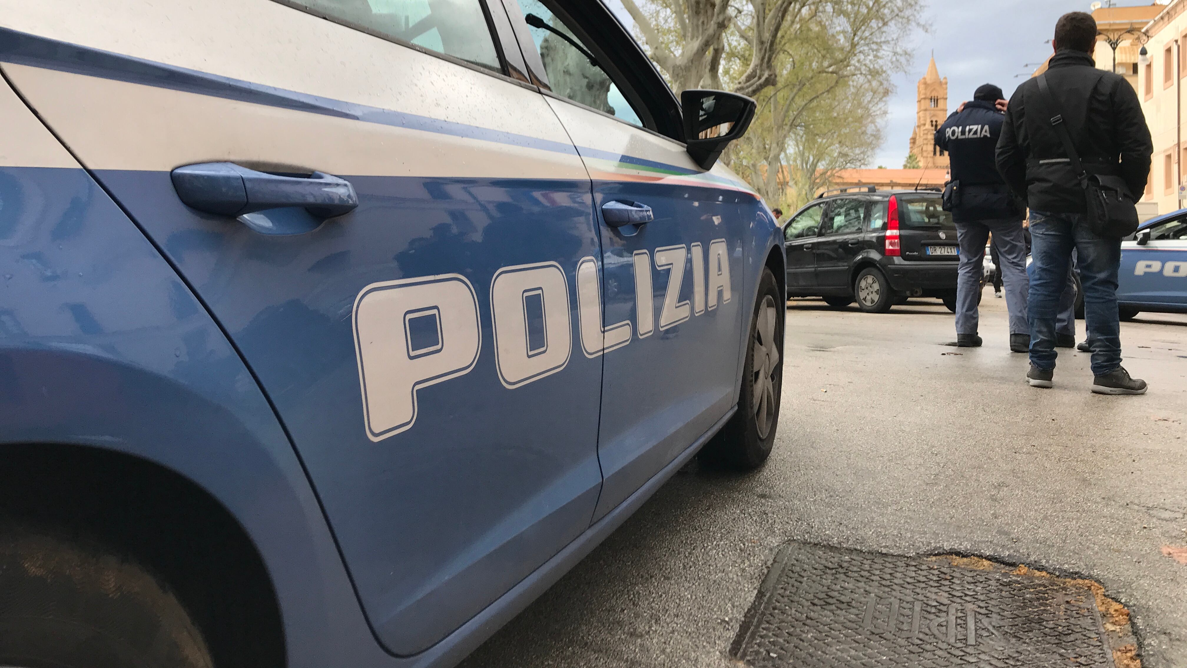 Accoltellata davanti ai figli