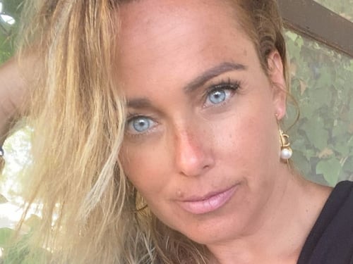 "Come vivi male". Lady Bonolis nella bufera per una ricondivisione