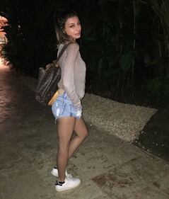 Cristina Buccino, scollatura hot a cena 26