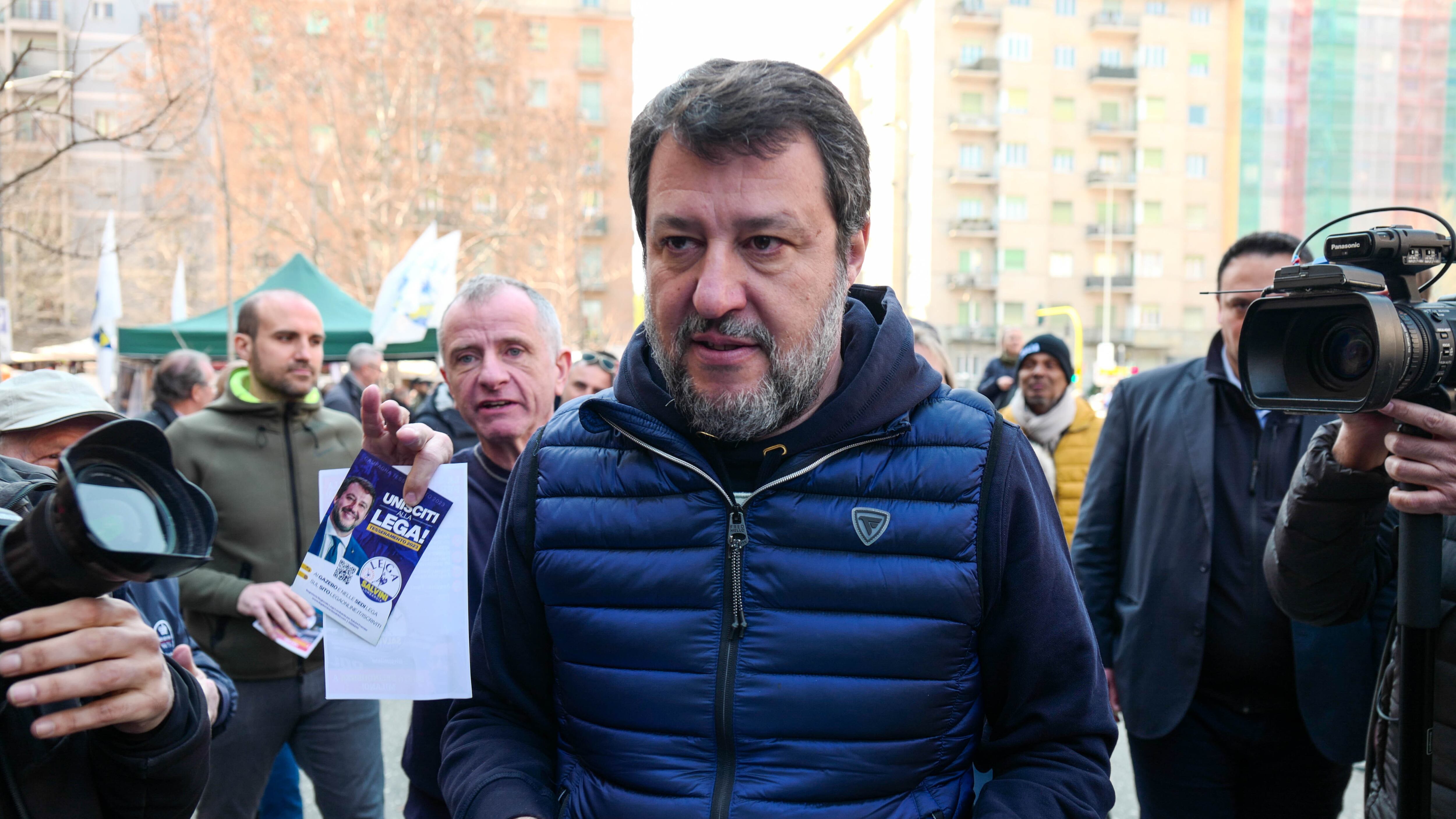 "Obbrobrioso". Salvini chiude all'utero in affitto: "Dovrebbe essere reato internazionale"