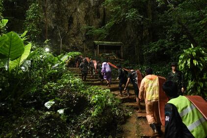 Thailandia, paura per 12 bambini intrappolati in una grotta 15