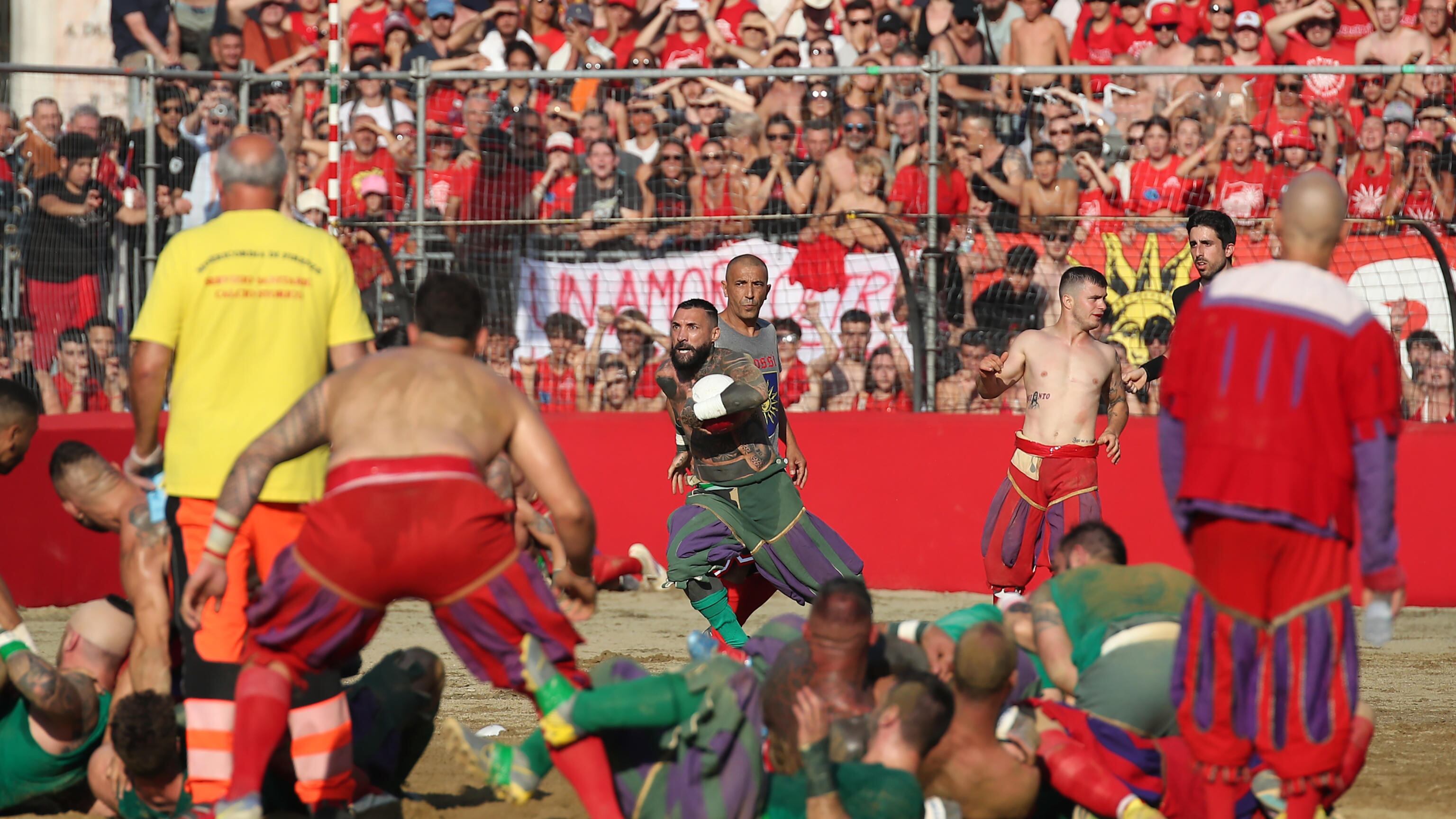 Dal sabbione di Piazza Santa Croce al ring BKFC: lo spirito del combattimento arriva a Napoli