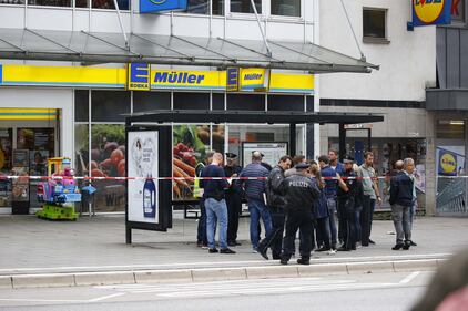 Amburgo, uomo accoltella i clienti di un supermercato 12