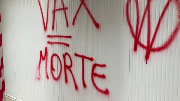 "Tridosati untori, isolati". La carica dei no vax non si ferma
