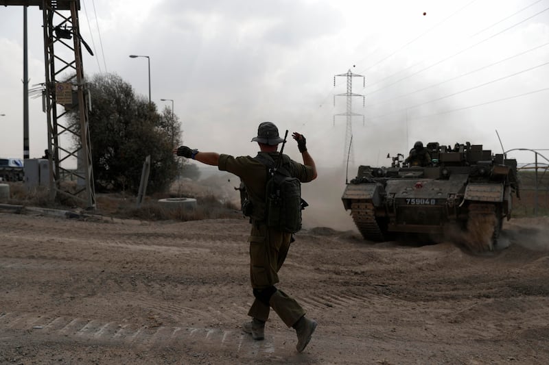 Truppe israeliane con carri armati "Merkava" si radunano in un punto di raccolta in una località segreta lungo il confine con Gaza.