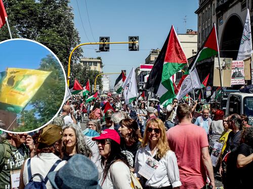 Sfila con la bandiera di Hezbollah al corteo del 25 aprile a Milano: indagata per terrorismo
