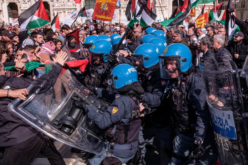 Il 25 aprile di Milano senza il Tricolore: "l'invasione" del vessillo palestinese per la Liberazione 8