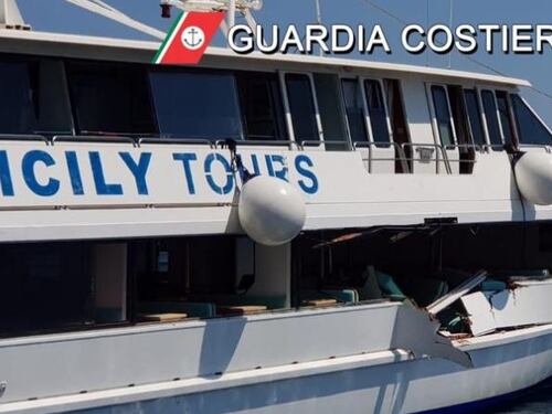 Eolie, scontro tra traghetto e yacht: cinque feriti, uno grave