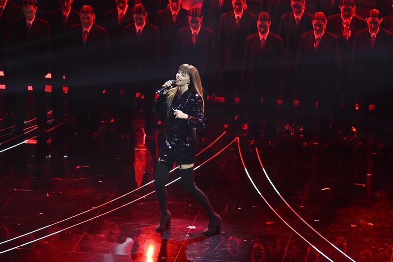 Sanremo 2024: ecco il look della quarta serata del Festival di Annalisa 1