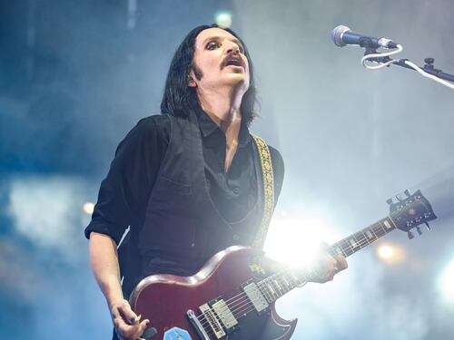"Razzista, fascista, pezzo di m...". Ora Meloni querela il frontman dei Placebo
