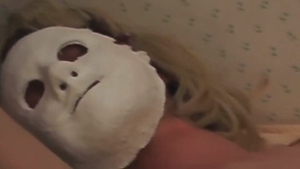 Mistero su YouTube. Il giallo dell'uomo mascherato e del cadavere