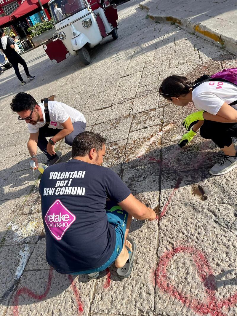Sporcato il pavimento davanti la tomba di Falcone 3