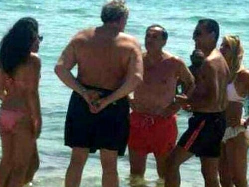 Lo scivolone di Di Maio beccato al mare in Salento mentre Kabul va a fuoco