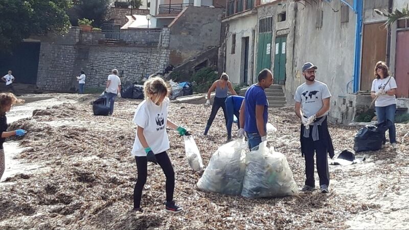 Una spiaggia piena di plastica affoga Santa Flavia 4