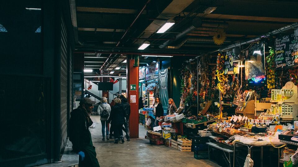 Roma, ghanese semina il panico nel mercato dell'usato a Roma