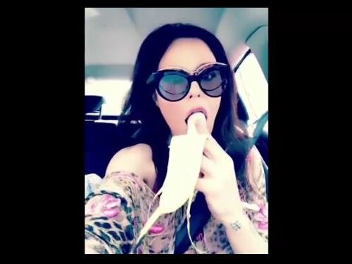 Naike Rivelli provocante: mangia una banana in auto