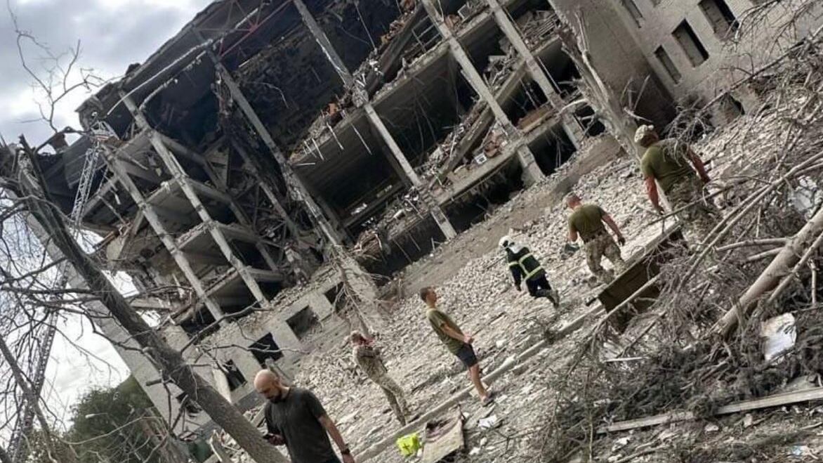 Razzi su Poltava: è strage. Caos dimissioni a Kiev: Kuleba pronto a lasciare
