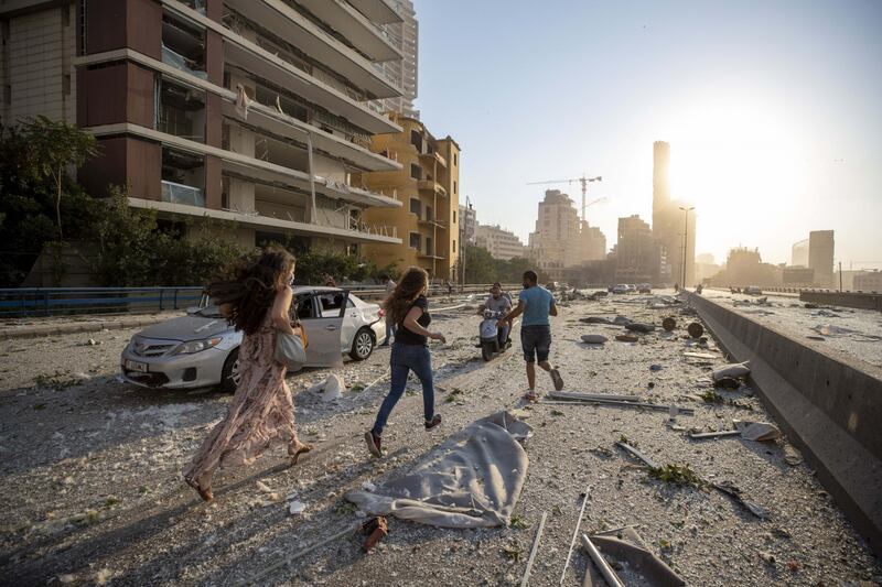 Beirut, due esplosioni devastano il porto 7