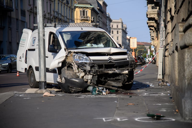 Furgone investe quattro pedoni a Milano