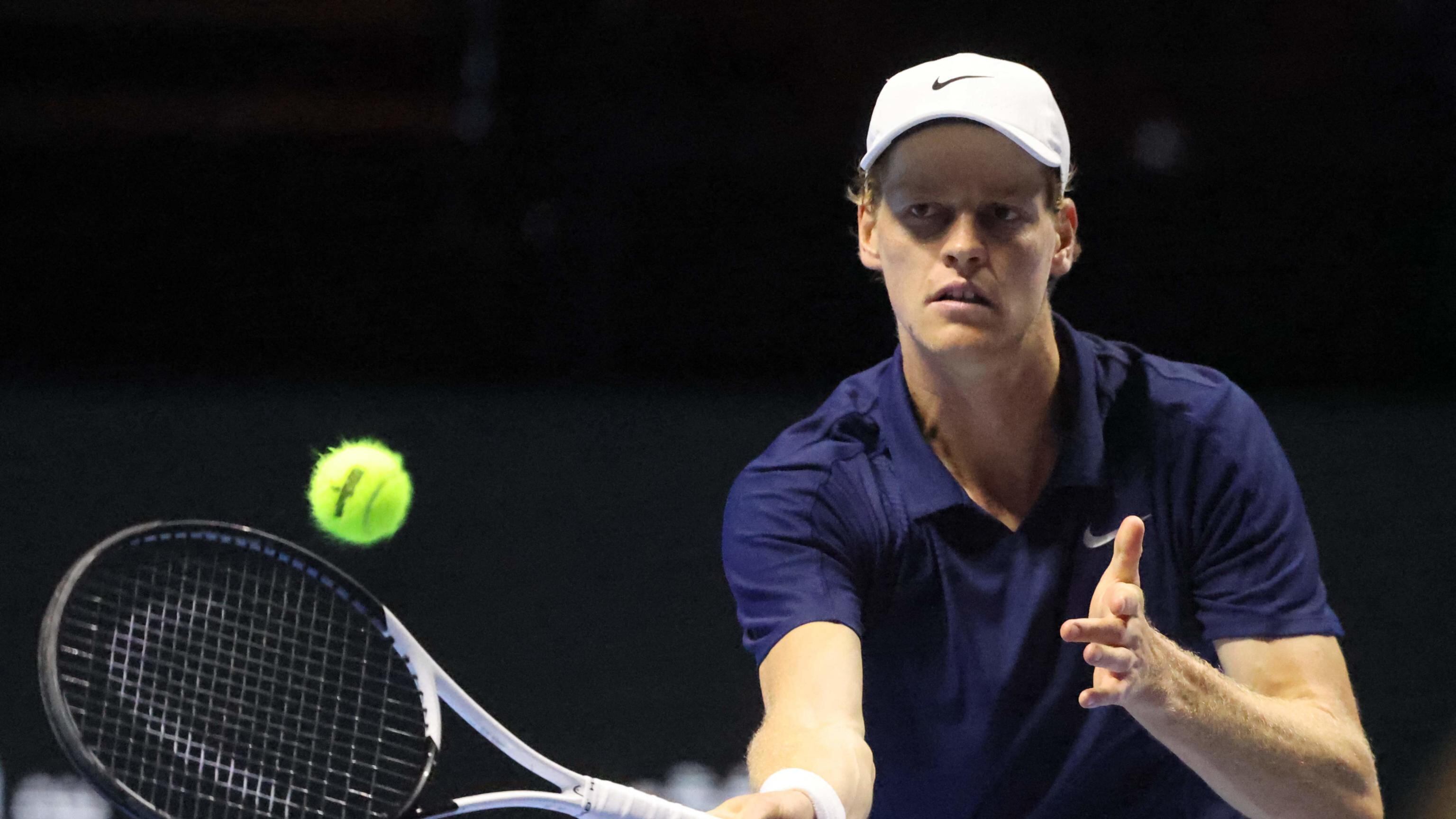 Sinner strapazza Tsitsipas: ora c'è Djokovic