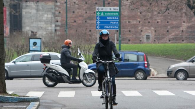 Un cieco fa volantinaggio in moto. Giudice lo assolve: "È solo irresponsabile"