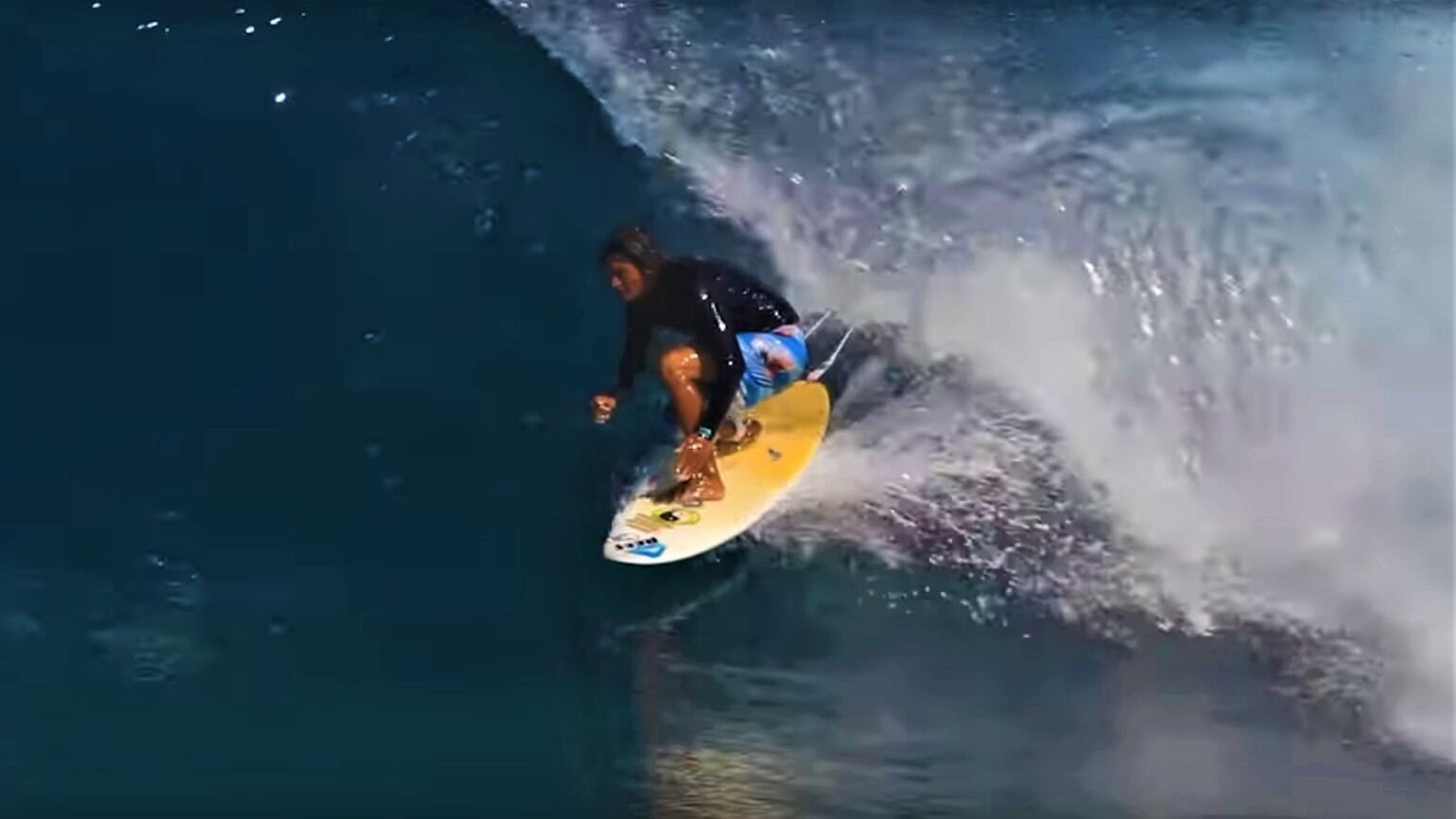 Una pinna recide la femorale, la tragica morte di Mikala Jones: choc nel mondo del surf