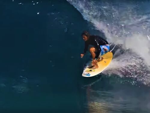 Una pinna recide la femorale, la tragica morte di Mikala Jones: choc nel mondo del surf