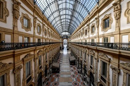 Coronavirus, a Milano la Galleria Vittorio Emanuele è deserta 2
