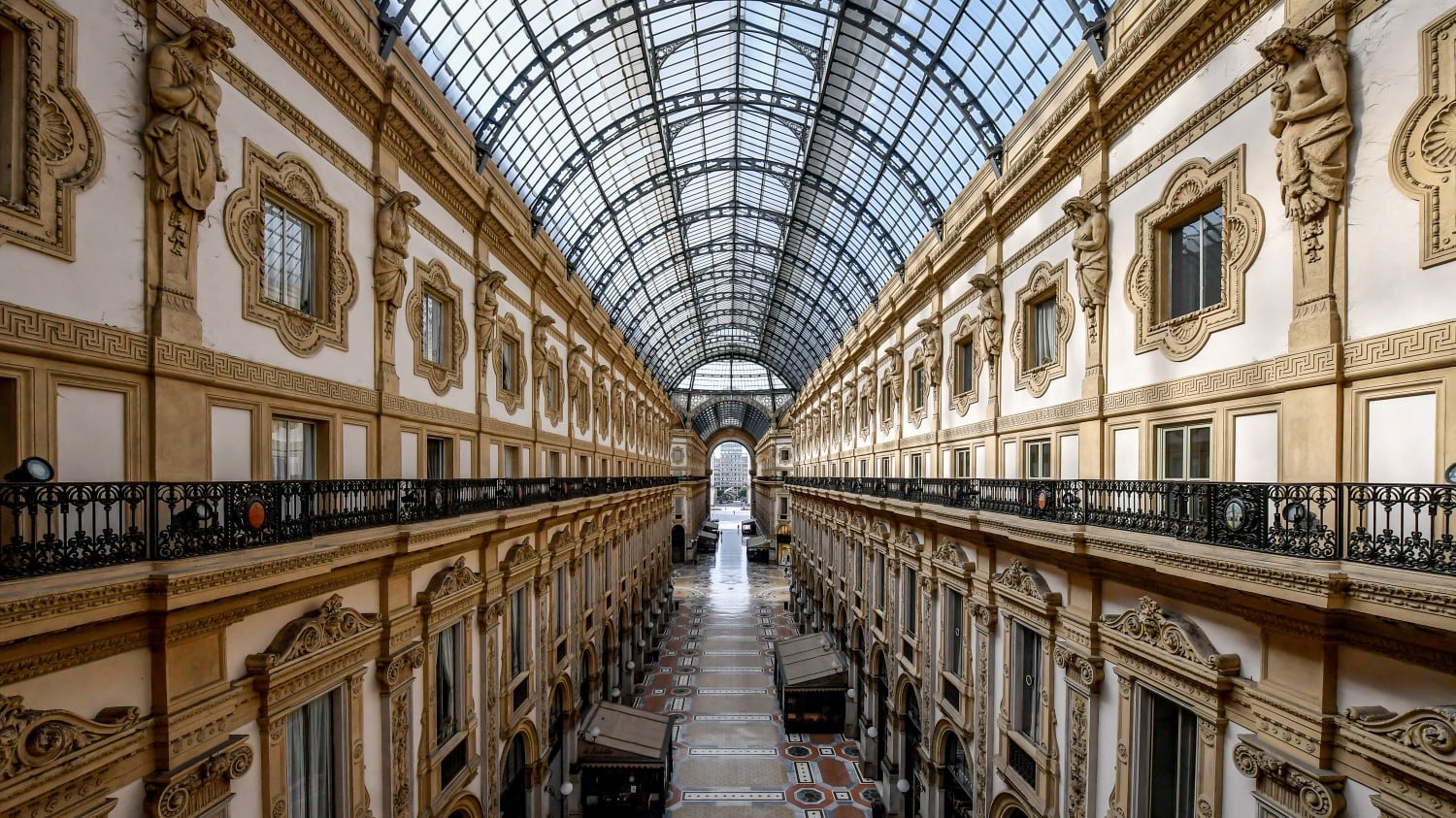 La resa della Galleria: "Suicidio aprire così"