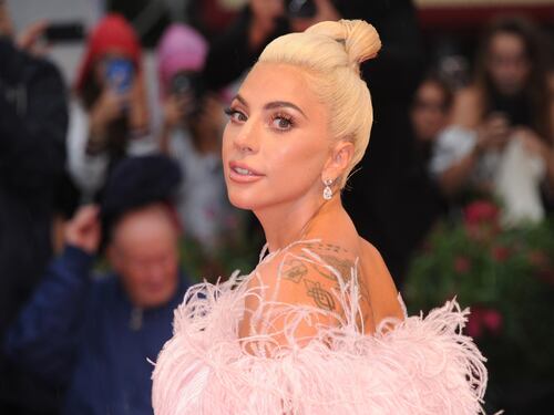 Lady Gaga senza trucco e con i capelli rosa