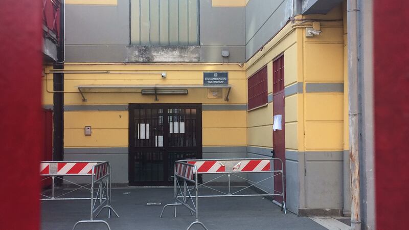 A scuola cede rampa della scala antincendio e maestra rimane ferita: le immagini della struttura 5