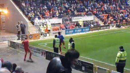 Inghilterra, un tifoso del Leyton si scalda a bordo campo con i calciatori