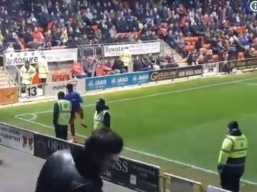 Inghilterra, un tifoso del Leyton si scalda a bordo campo con i calciatori