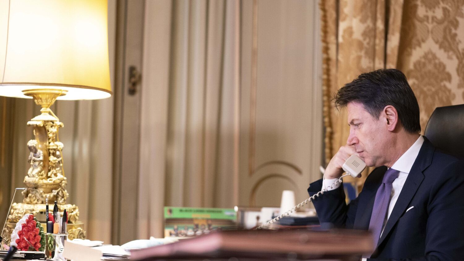 "Ora i numeri non ci sono...". Pressing per le dimissioni di Conte