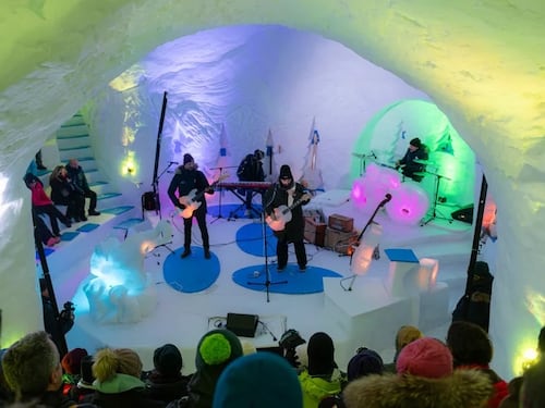 Strumenti di ghiaccio suonano dentro a uno spettacolare igloo a 2600 metri