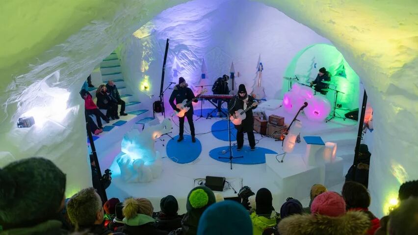 Strumenti di ghiaccio suonano dentro a uno spettacolare igloo a 2600 metri