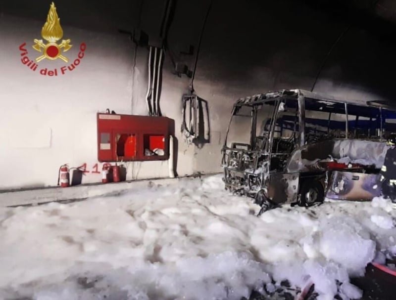 Lecco, bus prende fuoco con a bordo 25 bambini 1