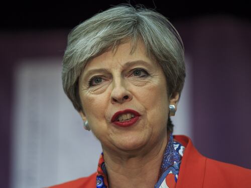 Grenfell Tower, Theresa May: "Non controlleremo lo status degli stranieri"