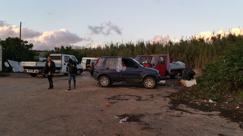 Accampati in un'ex fabbrica i rom sgomberati a Giugliano 5