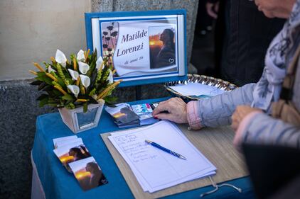 L'ultimo saluto a Matilde Lorenzi: le immagini più toccanti dei funerali 16