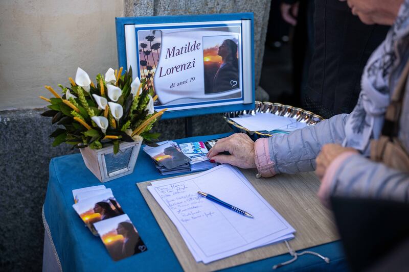 L'ultimo saluto a Matilde Lorenzi: le immagini più toccanti dei funerali 16