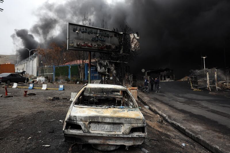 Cielo nero su Teheran dopo l'attacco alle strutture petrolifere 9