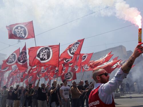"Là dentro ci sono fascisti". E gli antagonisti assaltano il pulmino
