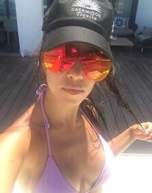 Kourtney Kardashian nuda al mare 8