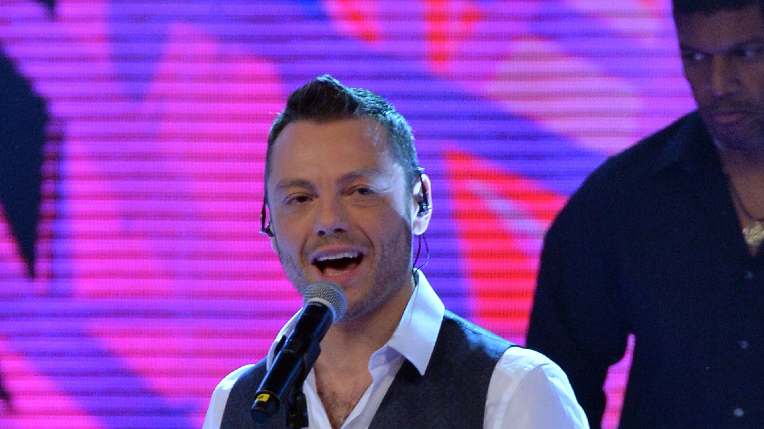 "Tiziano Ferro se sei gay, ti prego, non cantare etero". Polemica per l'articolo sul sito Rolling Stone
