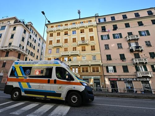 Il folle gesto di due sorelle. Si lanciano dalla finestra: una muore, l'altra è grave