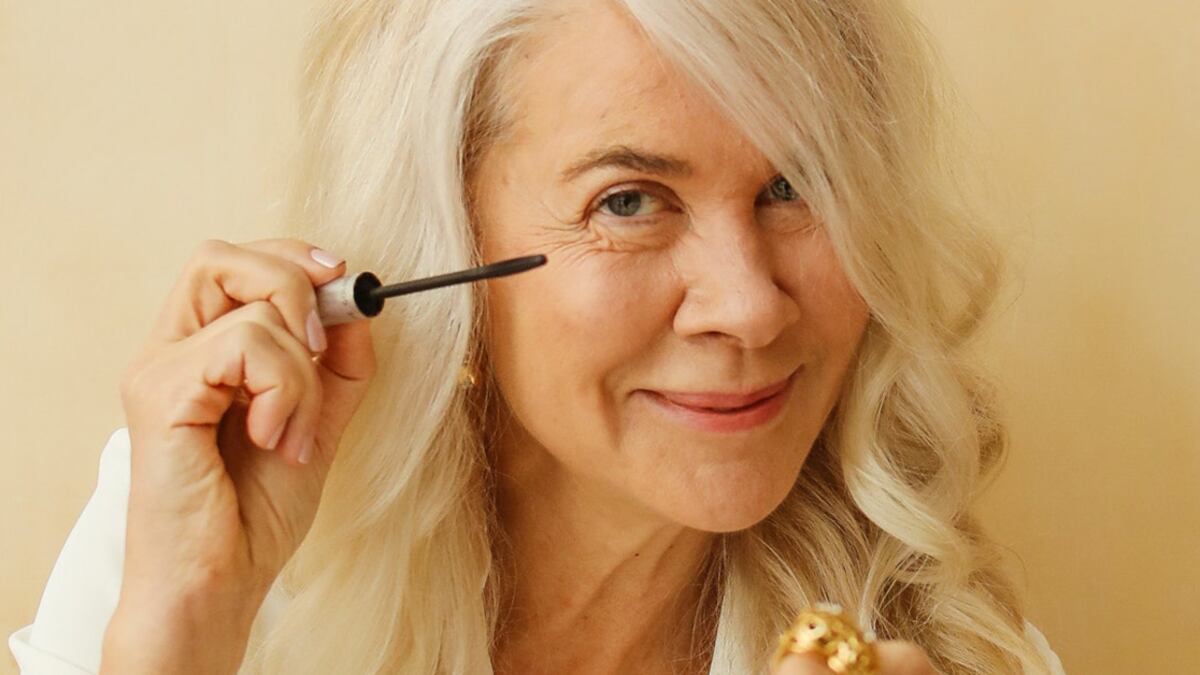 Sopracciglia folte o scolpite: lo stile migliore per le over 60